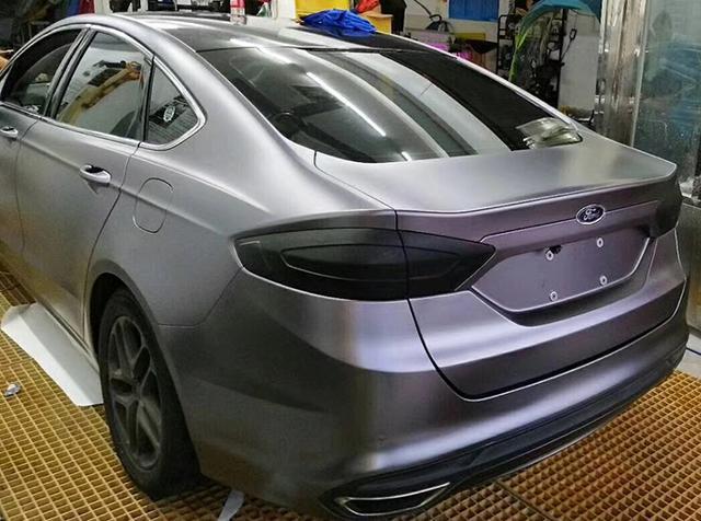 蒙迪歐電光炭灰 當經典轎跑邂逅爆款改色，演繹移動冰霜美學